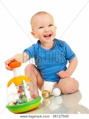 Ridere Toddler Boy con il giocattolo preferito