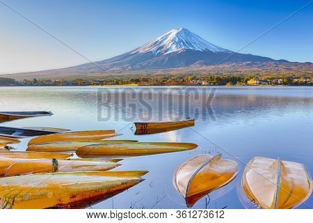 Travel Destinations. Renowned  Attractive Fuji Mountain Near Kawaguchiko Lake In Japan With Line Of 