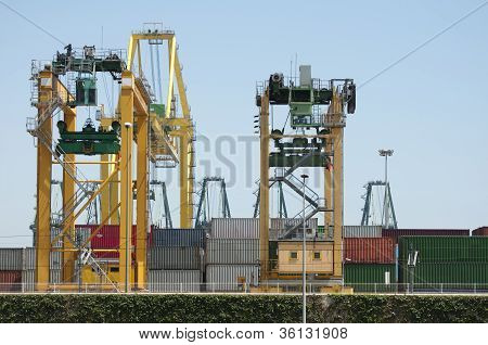 Arbejdende kran bro i skibsværft i skumringen For logistisk Import eksport