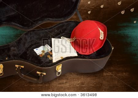 Gitarr fallet med röd hatt på Grunge