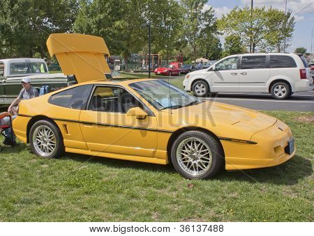 Żółty Pontiac Fiero boku