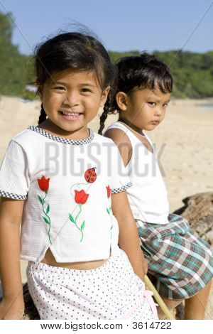 thailändische Kinder am Strand