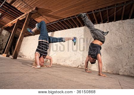 Capoeria umělci provádět Headstands