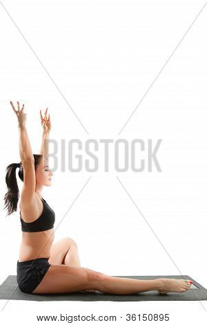 격리 된 흰 바탕에 요가 포즈에 스포츠 브래지어에 젊은 여자