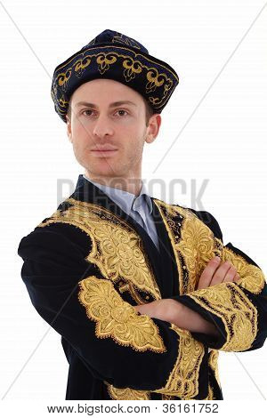 Jeune bel homme en costume typique Kazak