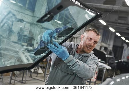 automobile windshield or windscreen replacement