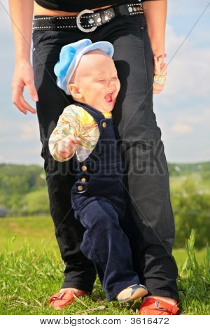 Dítě mezi nohama matky