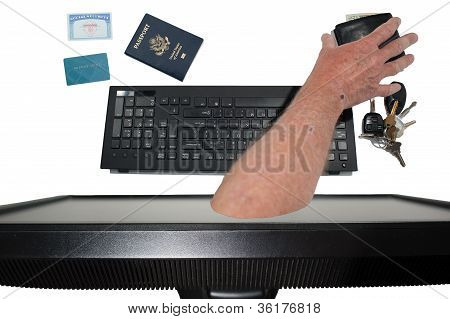 Ręka chwyta portfel od wewnątrz monitora
