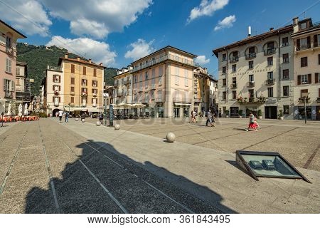 Como, Italy - August 4, 2019: Local People And Tourists On A Quiet Cozy Streets In The Center Of Bea