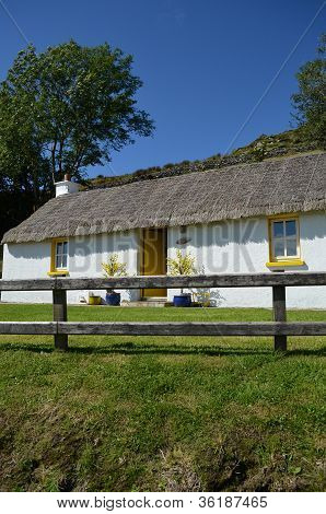 Cabaña con techo de paja de Irlanda