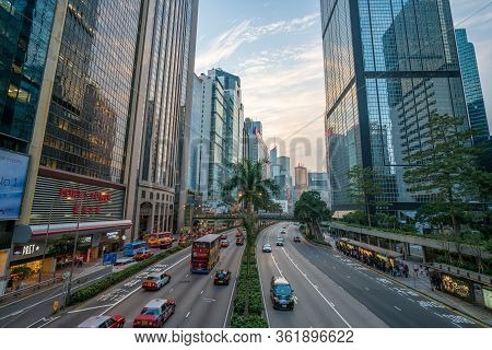 Hong Kong - 2020: Gloucester Road From Cross Bridge, Street With Palm Trees And Flower Beds, Transpo