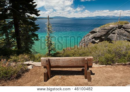 Træ bænk med udsigt over Lake Tahoe