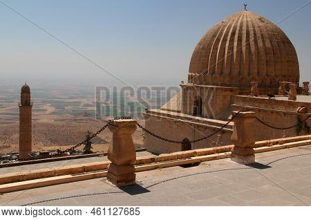 Mardin, Turkey - 08.25.2021: Photo With The View Of The Large Dome Of Zinciriye Medresesi And The Mi