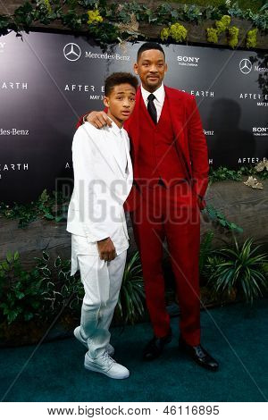 NEW YORK - 29 maj: Skuespiller vil Smith (R) og søn Jaden overvære premieren på 