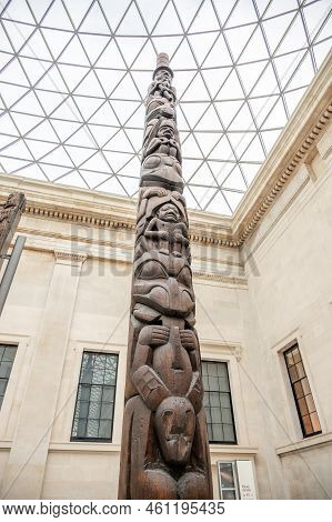 London, Uk - August 19, 2022: Haida Totem Pole In The Great Court At The British Museum Designed By 