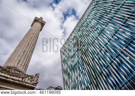 London, Uk -  August 21, 2022:  View Of The Monument To The Great Fire Of London Fluted Doric Column