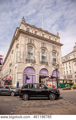 London, Uk - August 22, 2022: People And Traffic On The Picadilly Circus. This Is A Famous Place In 