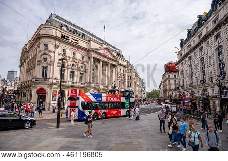 London, Uk - August 22, 2022: People And Traffic On The Picadilly Circus. This Is A Famous Place In 