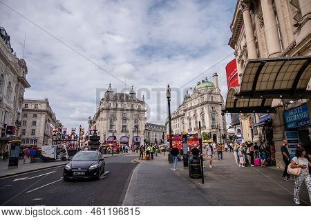 London, Uk - August 22, 2022: People And Traffic On The Picadilly Circus. This Is A Famous Place In 