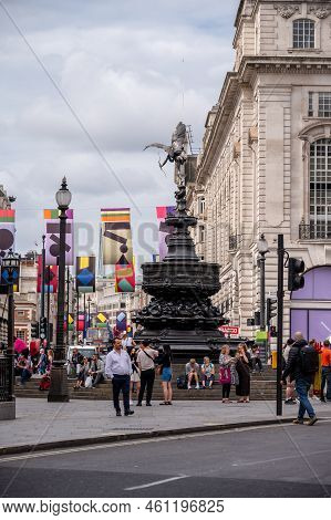 London, Uk - August 22, 2022: People And Traffic On The Picadilly Circus. This Is A Famous Place In 