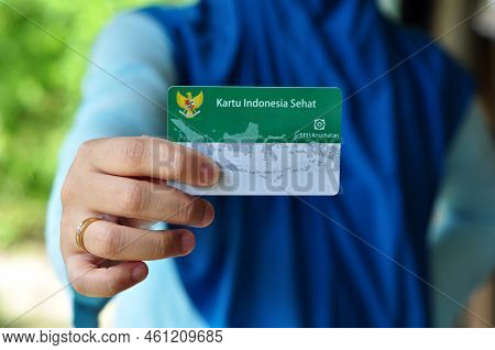 Jakarta, Indonesia - September 9, 2022 :  A Young Mother Holds A Healthy Indonesia Card (health Insu