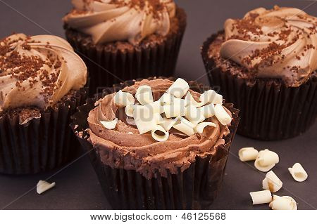 Deliziosi Cupcakes al cioccolato con riccioli di cioccolato bianchi