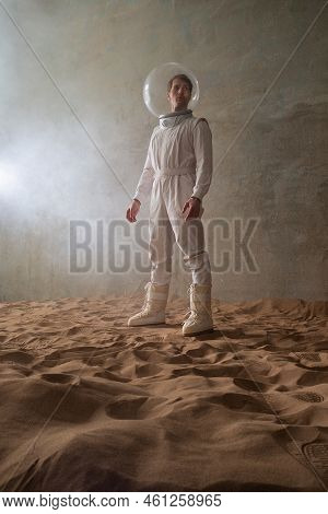 An Astronaut On A Desert Planet Alone, An Explorer On A Distant Planet, Other Worlds And Civilizatio