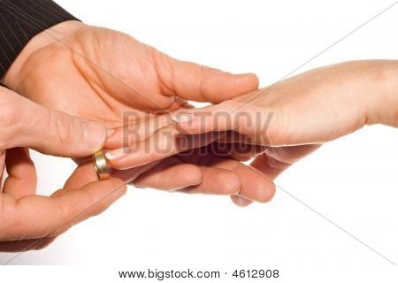 Man putting Ehering auf Braut finger