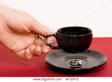 Ring unter die Tasse Kaffee