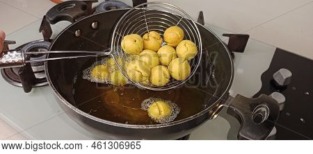 Besan Ball Fry For Making Tasty Sweet, Sweet Besan Ke Laddu,indian Sweets - Besan Ke Ladoo