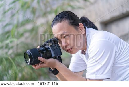 Professional Asian Chinese - Thai Camera Man Posture And Focus In Viewfinder And Led Screen On Mirro