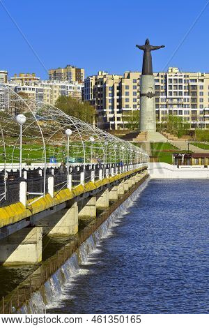 Cheboksary, Russia, 13.05.2022. The Capital Of The Chuvash Republic. Pedestrian Bridge To The Statue