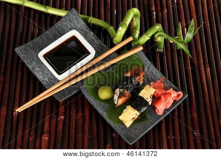 Velsmagende Maki sushi - Roll på plade på bambus mat