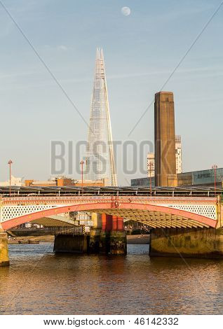 ボートを持つロンドン ブラックフライアーズ橋の下