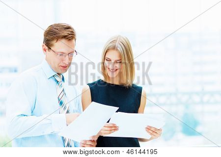 Twee jonge bedrijf collega's.