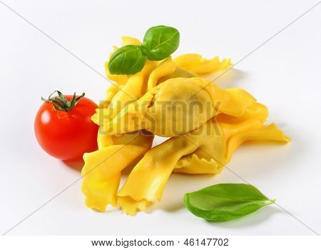 italialaista pastaa basilika ja tomaattia