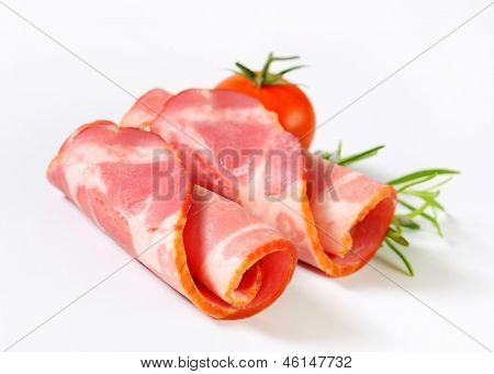 rotoli di collo di maiale con erbe e pomodori