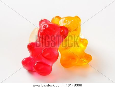 trzy gummy niedźwiedzie na białym tle