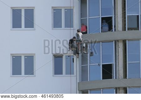 Nizhny Novgorod, Russia, Verkhnevolzhskaya Embankment, 08.20.2022. Industrial Mountaineering. A Male