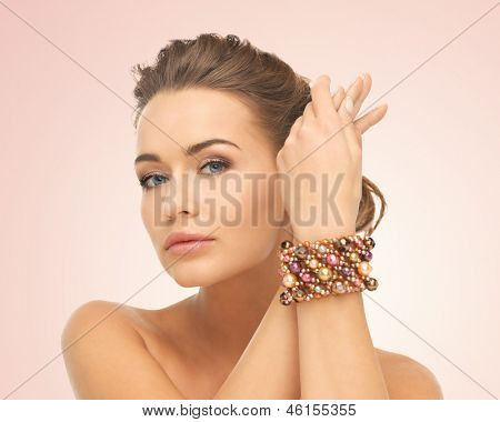 beautiful Woman wearing Hand Schmuck mit Perlen
