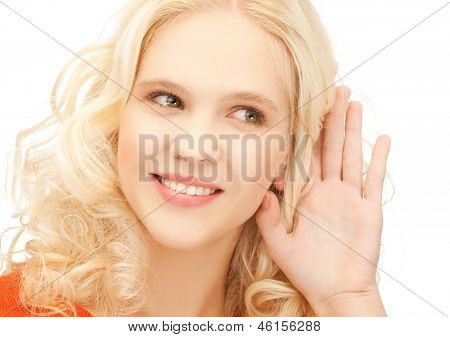 foto luminosa di sorridente ascolto voci ragazza