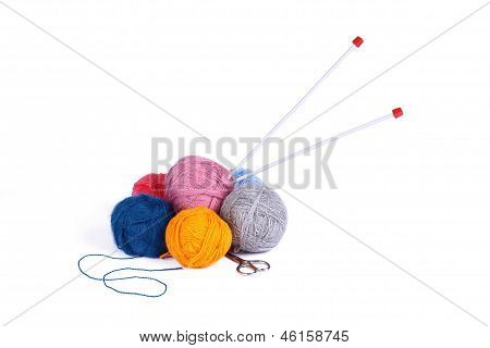 Boules de couleur du fil et des aiguilles