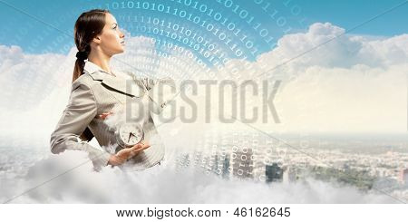 Immagine di giovane imprenditrice holding alarmclock contro illustrazione