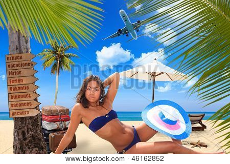 Jovem mulher 9º na praia no resort exótico conceito de viagens