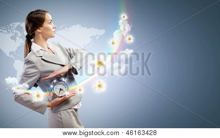 Immagine di giovane imprenditrice holding alarmclock sfondo illustrazione