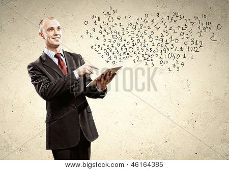 Junge Unternehmer, die holding Tablet pc denken über Idee