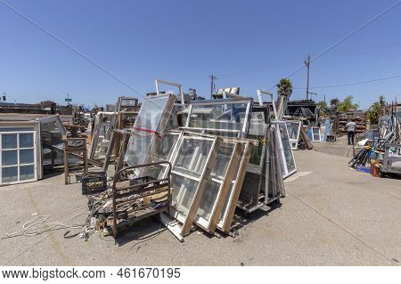 San Francisco, Usa - June 6, 2022: Junkyard In San Francisco With Used Window Frames Objekts.