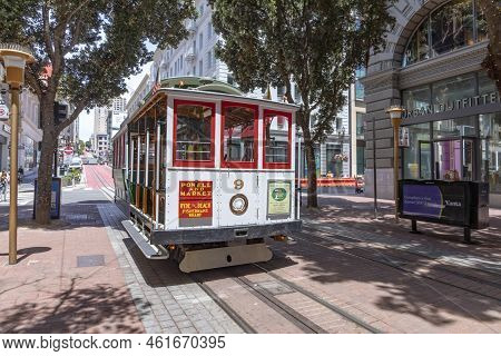 San Francisco, Usa - June 7, 2022: Historic  Cable Car Powell Hyde Line Oat Powell Street Terminal A