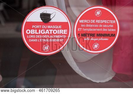Bordeaux , Aquitaine  France - 09 14 2022 : Masque Obligatoire And Safety Distance Anti Covid-19 Fre