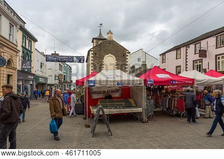 Keswick, Cumbria, Uk - 16 August 2018: Historic Architecture And Surrounding Shops In Main Street Ke